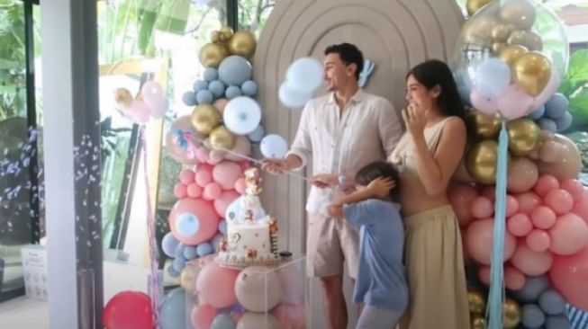 Gaya Artis Saat Acara Gender Reveal (YouTube/Jessica Iskandar)