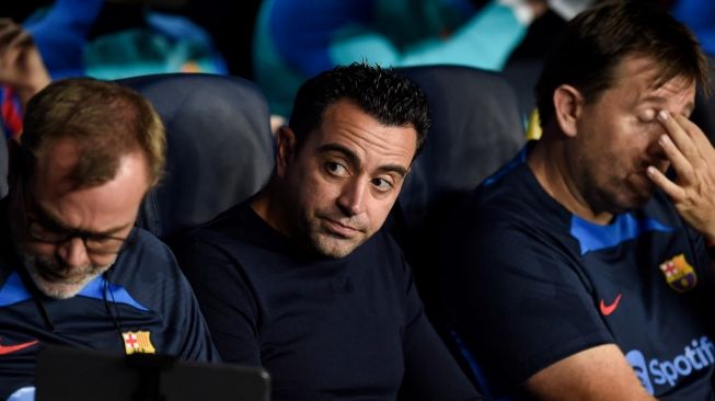 Pelatih Barcelona, Xavi (tengah). [Josep LAGO / AFP]