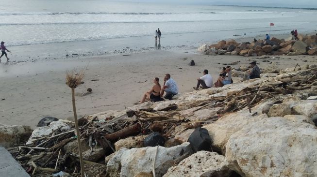 Pantai Kuta Mulai Dipenuhi Sampah Kiriman, Puncaknya Diprediksi Bulan Desember