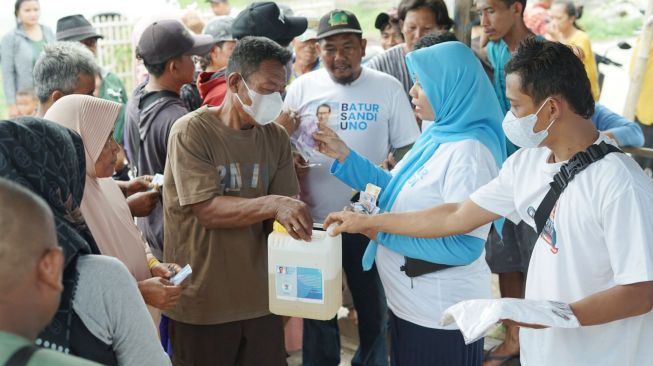 Ringankan Beban Nelayan, Batur Sandi Uno Bagi-bagi Voucher BBM Murah