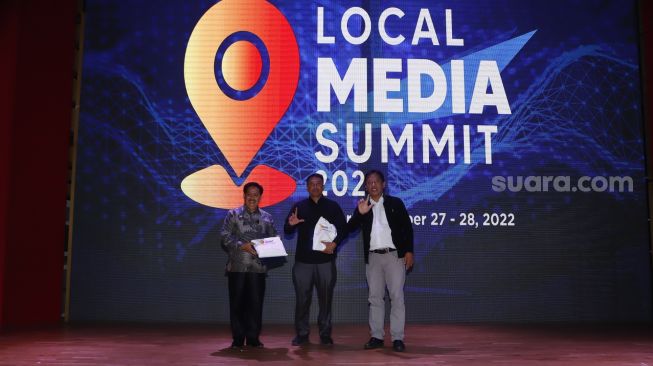 Kepala Perpusnas Muhammad Syarif Bando (kiri), Wakil Ketua Dewan Pers Agung Dharmajaya (tengah), dan CEO PT Arkadia Digital Media Tbk/Pemimpin Redaksi Suara.com Suwarjono (kanan) saat membuka Local Media Summit 2022 di Perpustakaan Nasional RI,Jalan Medan Merdeka Selatan, Jakarta Pusat, Kamis (27/10/2022). [Suara.com/Alfian Winanto]