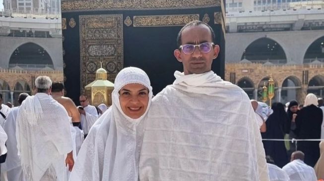 Berangkat Umrah, Penampilan Najwa Shihab Berhijab Curi Perhatian