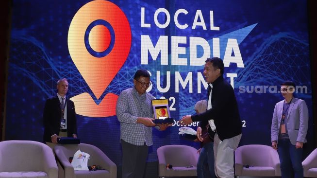 CEO PT Arkadia Digital Media Tbk/Pemimpin Redaksi Suara.com Suwarjono memberikan piagam ke pembicara Ketua Persatuan Periklanan Indonesia Janoe Arijanto usai seminar di acara Local Media Summit (LMS) 2022 di Perpustakaan Nasional RI,Jalan Medan Merdeka Selatan, Jakarta Pusat, Kamis (27/10/2022). [Suara.com/Alfian Winanto]