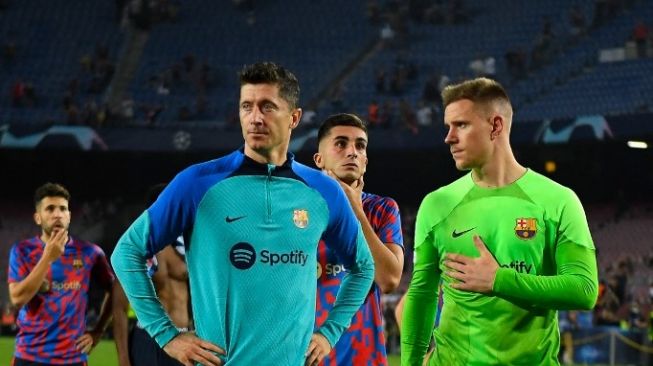 Pemain depan Barcelona asal Polandia Robert Lewandowski (kiri) dan penjaga gawang Barcelona dari Jerman Marc-Andre ter Stegen pada akhir matchday kelima Grup C Champions League 2022-2023 antara FC Barcelona vs Bayern Munich di stadion Camp Nou di Barcelona pada 26 Oktober 2022.
Pau BARRENA / AFP