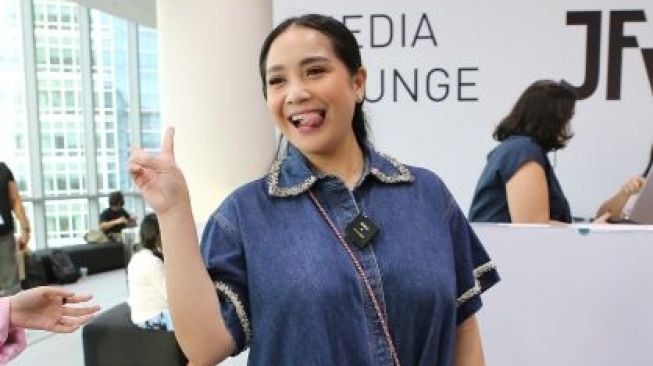 Nagita Slavina Pamer Sepatu Dior Harga Rp16 Jutaan, Bisa Buat Beli Motor Matic