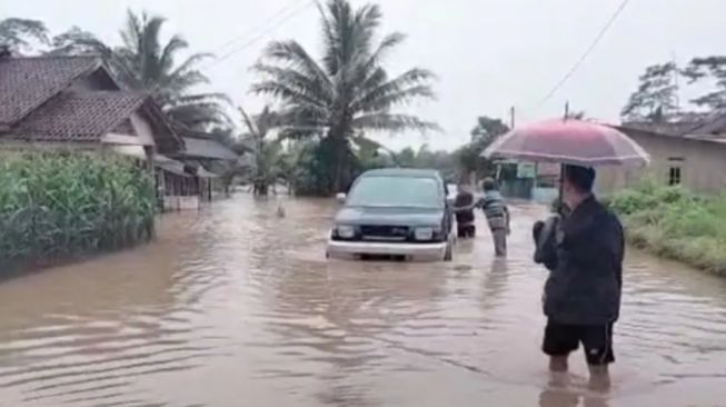 Tiga Kecamatan Lampung Selatan Dikepung Banjir, Dua Anak Meninggal Dunia Terseret Arus