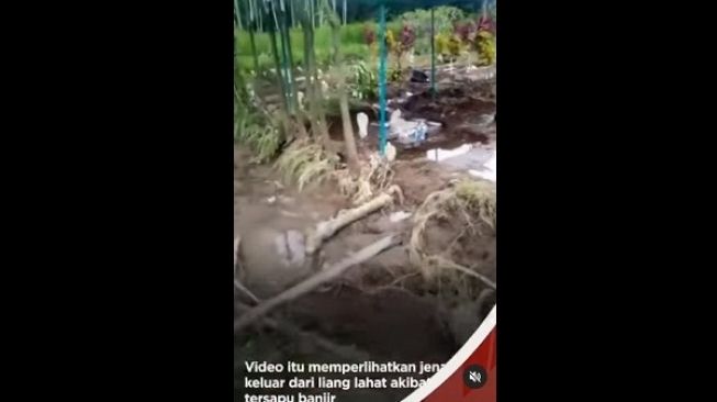 Penampakan Jenazah Keluar dari Liang Lahat Akibat Tersapu Banjir Tulungagung, Sudah Dimakamkan Lagi