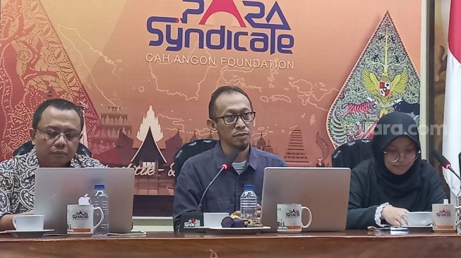 Analis Politik Exposit Strategic, Arif Susanto (tengah). (Suara.com/Bagaskara)