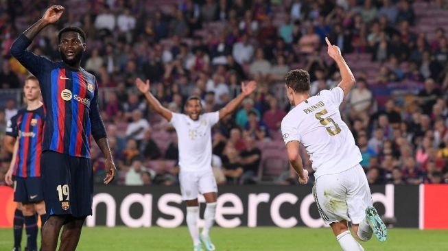 Bek Bayern Munich Prancis Benjamin Pavard (kanan) melakukan selebrasi dengan rekan-rekannya setelah mencetak gol ketiga timnya selama matchday kelima Grup C Champions League 2022-2023 antara FC Barcelona vs Bayern Munich di stadion Camp Nou di Barcelona pada 26 Oktober 2022.Josep LAGO / AFP