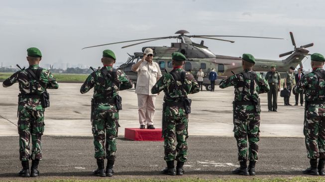 Menteri Pertahanan (Menhan) Prabowo Subianto (tengah) menerima jajar kehormatan saat menghadiri acara penandatanganan dan penyerahan Helikopter Bell 412 ke Pusat Penerbangan Angkatan Darat di Skadron-21/Serba Guna Puspenerbad, Pangkalan Udara Pondok Cabe, Pamulang, Tangerang Selatan, Banten, Kamis (27/10/2022). [ANTARA FOTO/Muhammad Adimaja/nym].