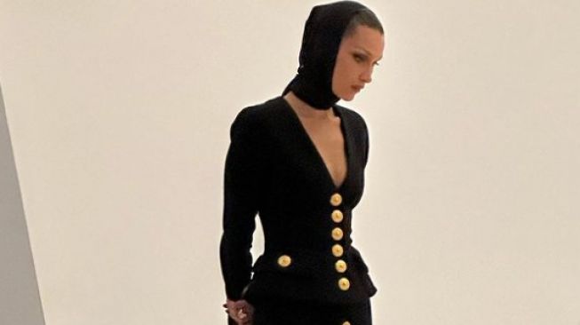 Kunjungi Museum Seni Islam di Qatar, Bella Hadid Padukan Baju Terbuka dan Scarf di Kepala