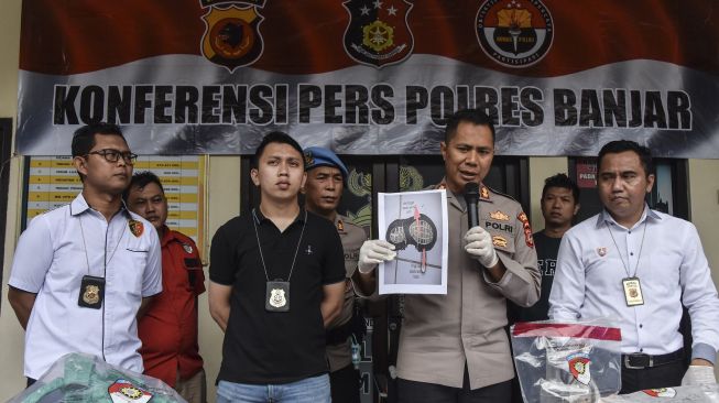 Kapolres Banjar AKBP Bayu Catur Prabowo (kedua kanan) menunjukan barang bukti pada konferensi pers di Makopolres Banjar, Kota Banjar, Jawa Barat, Kamis (27/10/2022). [ANTARA FOTO/Adeng Bustomi/nym].