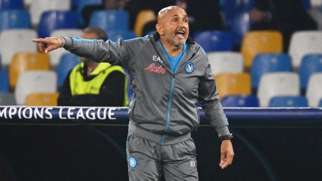 Pelatih Napoli, Luciano Spalletti memberikan instruksi pada laga Champions League kontra Rangers di Stadion Diego Armando Maradona, Naples, Italia, Kamis (27/10/2022) WIB. [Andreas SOLARO / AFP]