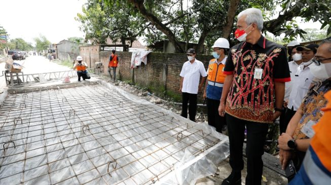 Kebut Perbaikan Infrastruktur, Ganjar Targetkan Kondisi Jalan di Jateng 95 Persen Mulus