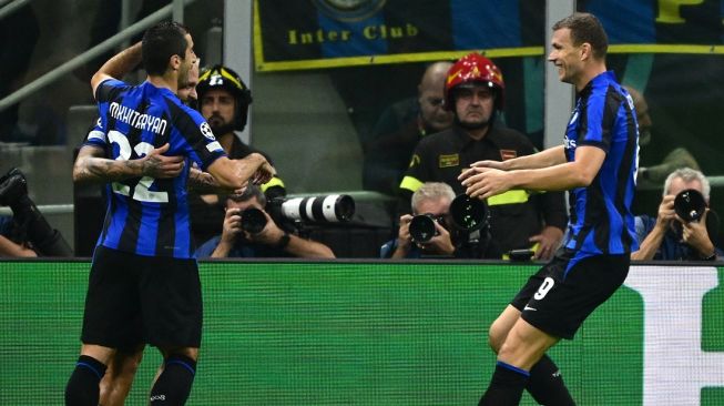 Pemain Inter Milan: Edin Dzeko, Henrikh Mkhitaryan, Federico Dimarco merayakan gol ketika melawan Viktoria Plzen di pertandingan Liga Champion 2022 yang berlangsung Kamis (27/10/2022) dini hari WIB. [MIGUEL MEDINA / AFP]