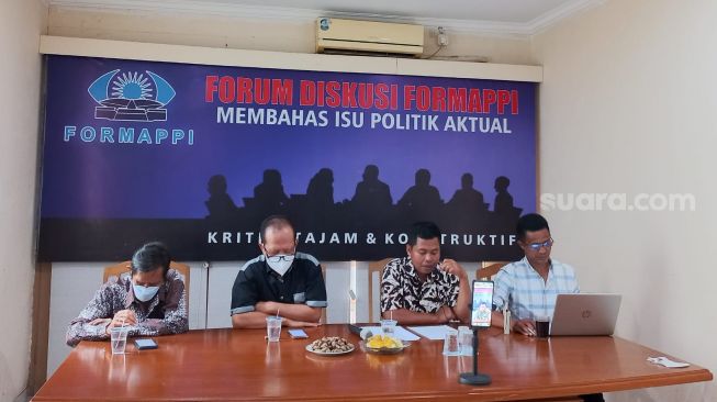 Formappi menilai DPR RI lamban dalam menangani kasus Ferdy Sambo dan Tragedi Kanjuruhan. (Suara.com/Rakha)