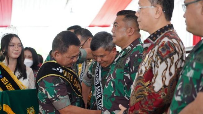 KSAD Jenderal TNI Dudung Abdurachman di acara puncak Pencanangan TNI Manunggal KB Bangga Kencana Kesehatan Terpadu Tahun 2022 di Menara Pelindo Kecamatan Medan Belawan Kota Medan, Sumatera Utara, Kamis (27/10/2022). [Dok. Dispenad]