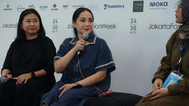 Support Istri, Momen Raffi Ahmad dan Nagita Slavina Malu Hingga Nervous Tampil di JFW 2023. (Suara.com/Dini Afrianti)