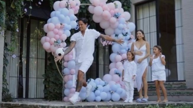  Gaya Artis Saat Acara Gender Reveal (Instagram/@jenniferbachdim)