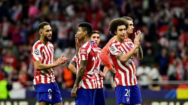 Atletico Madrid players applaud at the end of the fifth matchday of Group B Champions League 2022-2023 between Atletico Madrid vs Leverkusen at the Wanda Metropolitano stadium in Madrid on October 26, 2022. The match ended in a 2-2 draw. JAVIER SORIANO / AFP