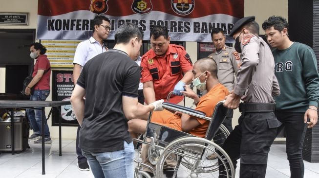 Polisi memperlihatkan tersangka kasus pembakaran Aula Pendopo, Kota Banjar saat konferensi pers di Makopolres Banjar, Kota Banjar, Jawa Barat, Kamis (27/10/2022). [ANTARA FOTO/Adeng Bustomi/nym].