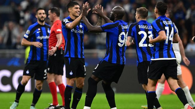Para pemain Inter Milan merayakan gol yang dibuat Romelu Lukaku, dalam pertandingan melawan Viktoria Plzen dari Grup C Liga Champion yang berlangsung Kamis (27/10/2022) WIB dini hari. [Miguel Medina/AFP]