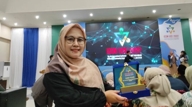 Edukasi Penggunaan Pembalut Kain Antarkan Siti Aminah Raih Penghargaan Tokoh Pengabdi Inspiratif Nasional 2022