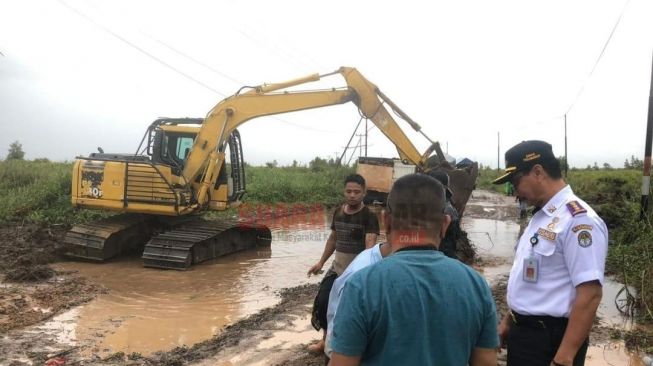 Sempat Macet Total Akibat Truk Amblas di Jalan Pelang-Batu Tajam