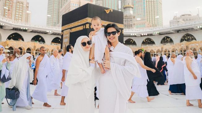  Potret keluarga artis berangkat umrah (Instagram/@dindahw)