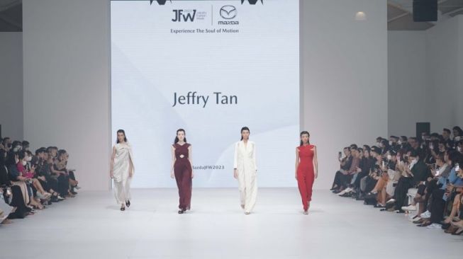 Fashion Show Jeffry Tan x Mazda di Jakarta Fashion Week 2023 (ANTARA/HO-Mazda) 