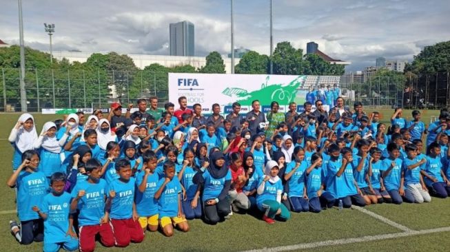 Ketua Umum PSSI Mochamad Iriawan bersama para peserta FIFA Football for School yang digelar di Lapangan Rugby, Kompleks Gelora Bung Karno, Jakarta, Jumat (28/10/2022). (HO/Dok PSSI)