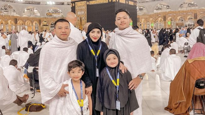  Potret keluarga artis berangkat umrah (Instagram/@ashanty_ash)