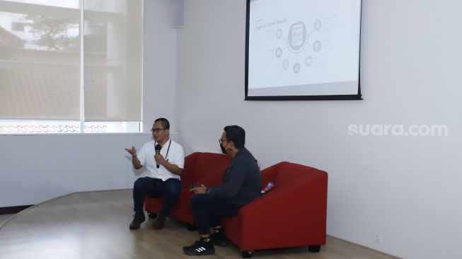 Heru Tjatur dan Upi Asmaradhana saat menjadi pembicara "Workshop Digital Security for Media Publisher" pada acara Local Media Summit 2022, di Gedung Perpusnas RI, Jalan Merdeka Selatan, Jakarta Pusat, Jumat (28/10/2022). [Suara.com/Alfian Winanto]