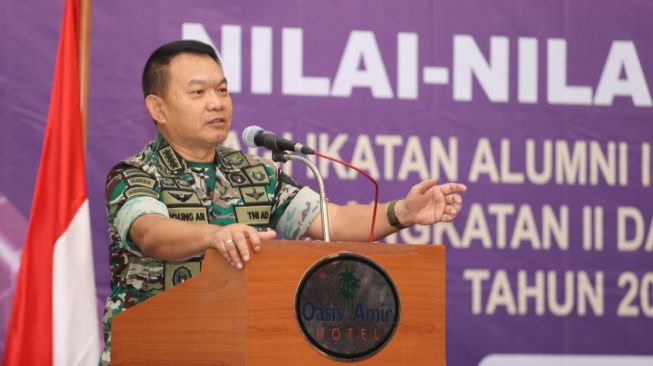 KSAD Jenderal TNI Dudung Abdurachman saat menjadi narasumber pada Pelatihan Kepemimpinan Pemantapan Nilai-nilai Kebangsaan Angkatan II bagi Alumni Institut Teknologi Bandung (ITB) dan Yayasan Perguruan Cikini yang diselenggarakan Lemhannas di Oasis Amir Hotel, Jakarta Pusat, Jumat (28/10/2022). [Dok. Dispenad]