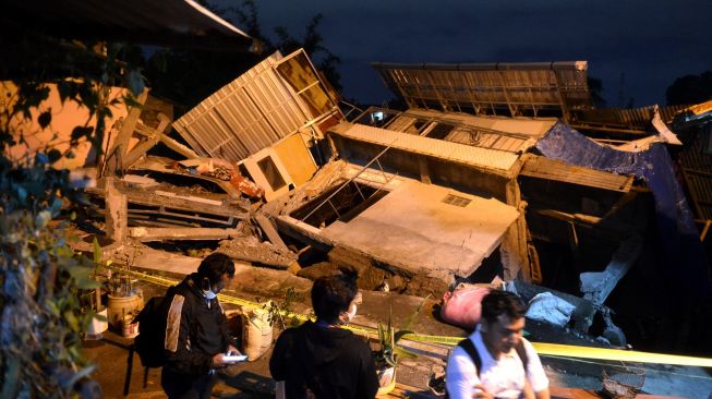 Warga mengamati rumah yang roboh di kawasan Wanasari, , Bali, Kamis (27/10/2022). [ANTARA FOTO/Fikri Yusuf/rwa].