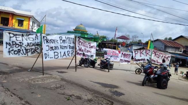 Spanduk 'Midji Merampot' Warnai Aksi Warga Kampong Seberang Sintang Tuntut Pemerintah Perbaiki Jalan