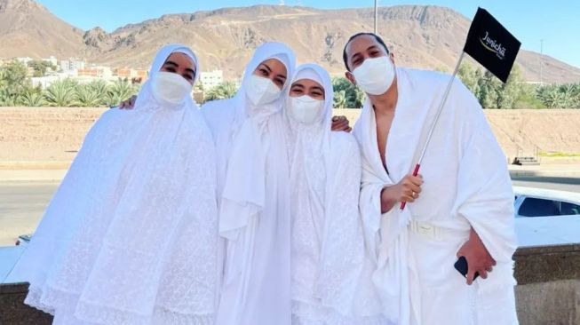  Potret keluarga artis berangkat umrah (Instagram/@lutob)