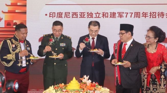 Wakil dari China Diberi Hadiah Potongan Tumpeng Nasi Kuning Oleh Dubes Djauhari