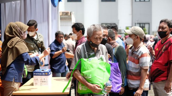 Rekind Bersama Pupuk Indonesia Bagikan Ratusan Sembako ke Masyarakat di Sekitar Kalibata