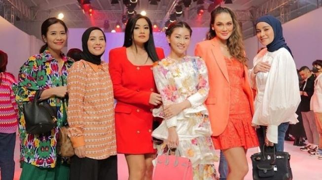 Potret Nagita Slavina di Jakarta Fashion Week. (YouTube/Rans Entertainment)