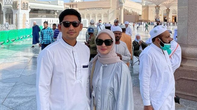 Potret keluarga artis berangkat umrah (Instagram/@ibnujamilo)