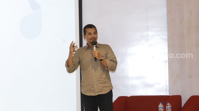 Founder and CEO Indonesia Ahmad Nasir saat menjadi pembicara "Koperasi Media: 
Kolaborasi Media dan Konten Kreator" pada acara Local Media Summit 2022, di Gedung Perpusnas RI, Jalan Merdeka Selatan, Jakarta Pusat, Jumat (28/10/2022). [Suara.com/Alfian Winanto]