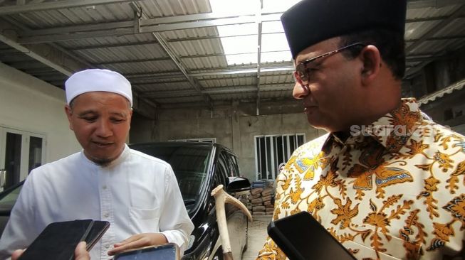 Mantan Gubernur DKI Jakarta, Anies Baswedan mengunjungi Habib Novel Alaydrus di Majelis Ar-Raudhah yang berada di Kelurahan Semanggi Kecamatan Pasar Kliwon, Solo, Jumat (28/10/2022). [Suara.com/Ronald Seger Prabowo]