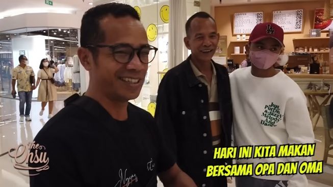 Momen Betrand Peto Ajak Oma dan Opa ke Mal (YouTube The Onsu Family)