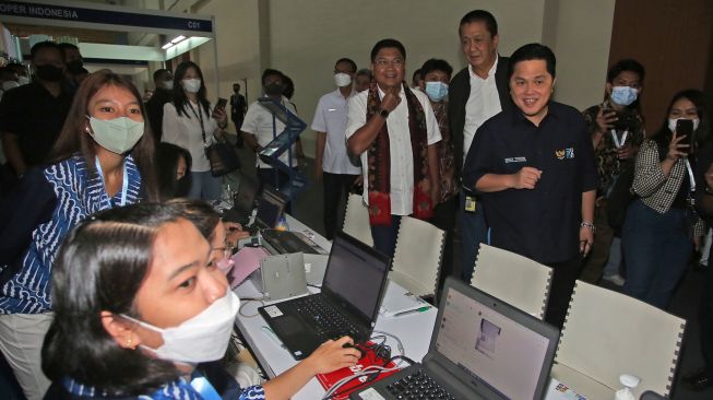 Menteri BUMN Erick Thohir (kanan) bersama Dirut Bank Mandiri Darmawan Junaidi (ketiga kanan) dan Dirut Garuda Indonesia Irfan Setiaputra (kedua kanan) meninjau ruang pameran usai membuka perhelatan Garuda Indonesia Travel Fair (GATF) 2022 yang didukung oleh Livin' by Mandiri di Indonesia Convention Exibition (ICE) BSD Serpong, Tangerang, Banten, Jumat (28/10/2022). ANTARA FOTO/Muhammad Iqba