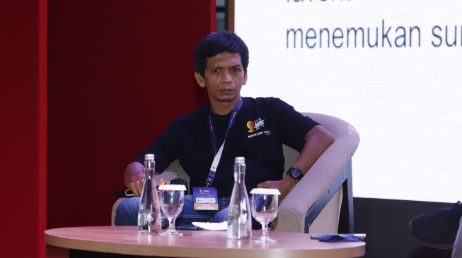 Redaktur Pelaksana Suara.com, Arsito Hidayatullah saat menjadi pembicara workshop bertemakan "Business Ecosystem for Local Media Publisher" pada acara Local Media Summit 2022, di Gedung Perpusnas RI, Jalan Merdeka Selatan, Jakarta Pusat, Jumat (28/10/2022). [Suara.com/Alfian Winanto]