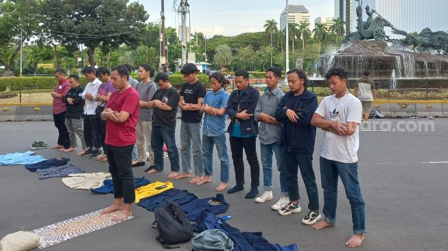 Usai Demo, Massa BEM SI Gelar Salat Ashar Berjamaah di Jalan Medan Merdeka Barat