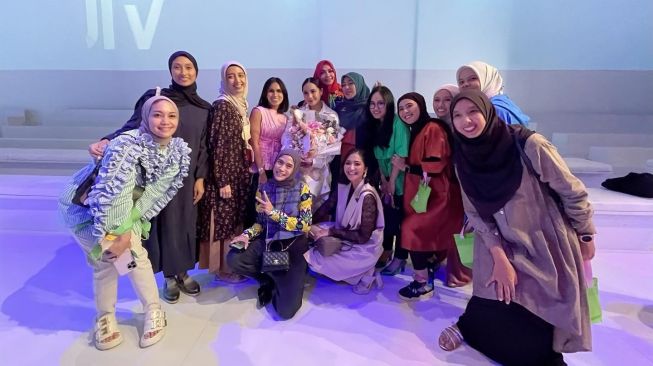  Potret Nagita Slavina di Jakarta Fashion Week (Instagram/@rieta_amilia)