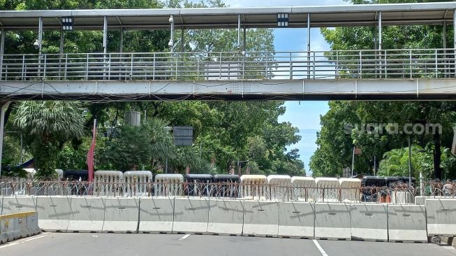 Aparat kepolisian membuat pertahanan berlapis-lapis guna mengantisipasi kericuhan aksi demonstrasi BEM SI di Patung Kuda, Jakarta Pusat, Jumat (28/10/2022). (Suara.com/Rakha)