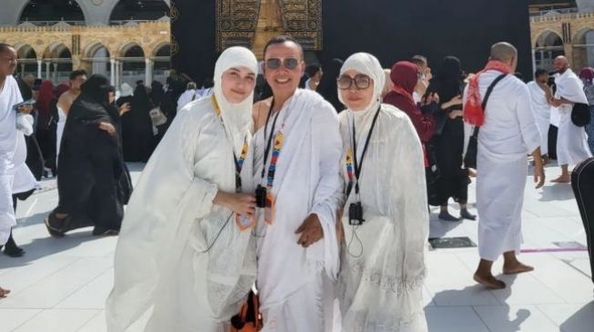 Potret keluarga artis berangkat umrah (Instagram/@ayutingting92)